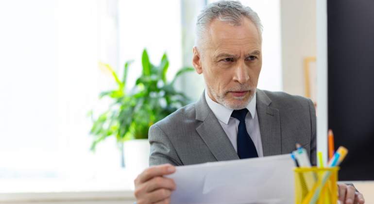 trabajador-mayor-ordenador-dreamstime.jpg