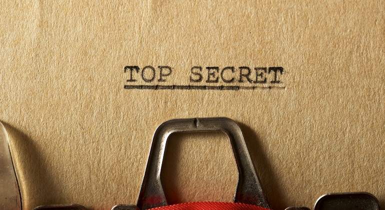 Un-folio-amarillento-con-la-frase-top-secret-iStock.jpg