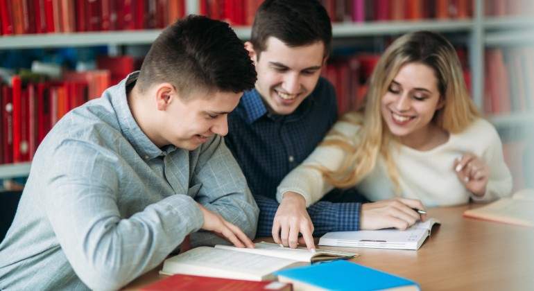 chicos-en-una-biblioteca.jpg
