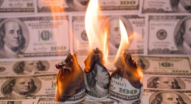 dolares-inflacion-fuego.jpg