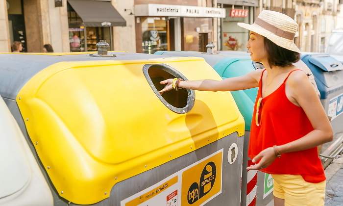reciclaje-contenedor-amarillo-persona-dreamstime.jpg