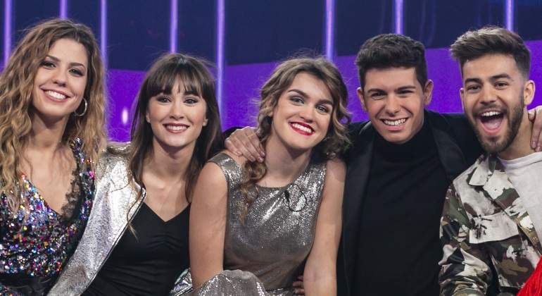 ot-concursantes-sofa.jpg