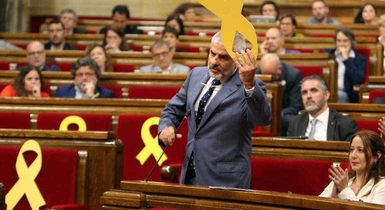 carrizosa-lazo-amarillo-parlament-efe.jpg