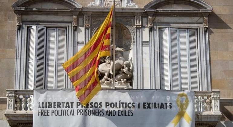 lazo-amarillo-palau-generalitat-efe.jpg