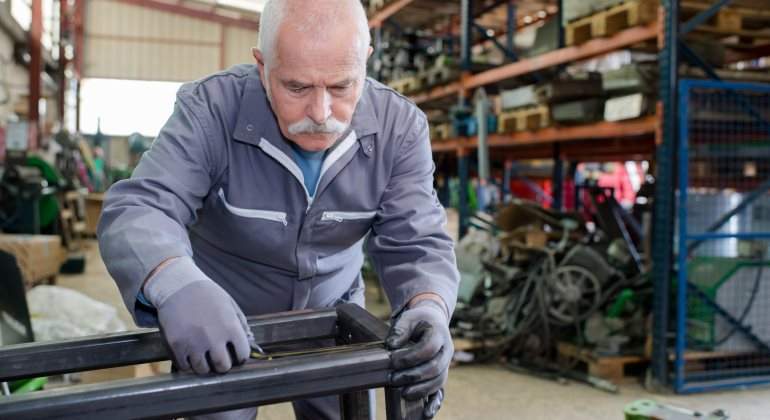 trabajador-senior-mayor-industria-taller-770-dreamstime.jpg