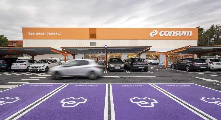 Plazas para coches enchufables en un aparcamiento de Consum EE