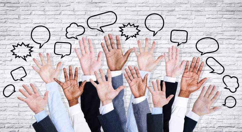clientes-opinion-manos-770.jpg