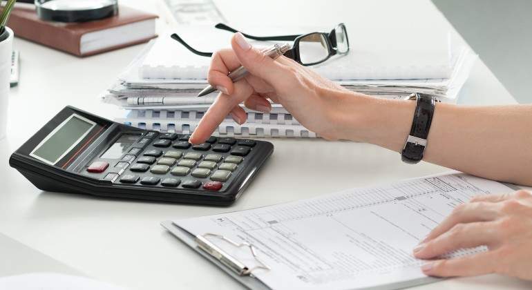 calculadora-papeles-facturas-istock.jpg