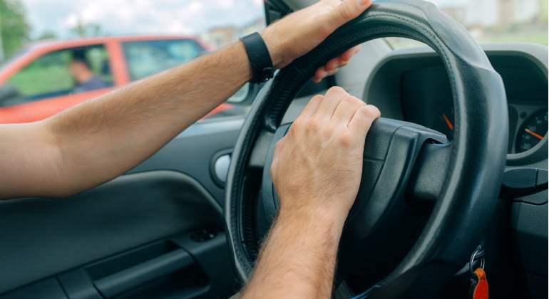 cuando-tocar-claxon-coche-multa-dgt.jpg