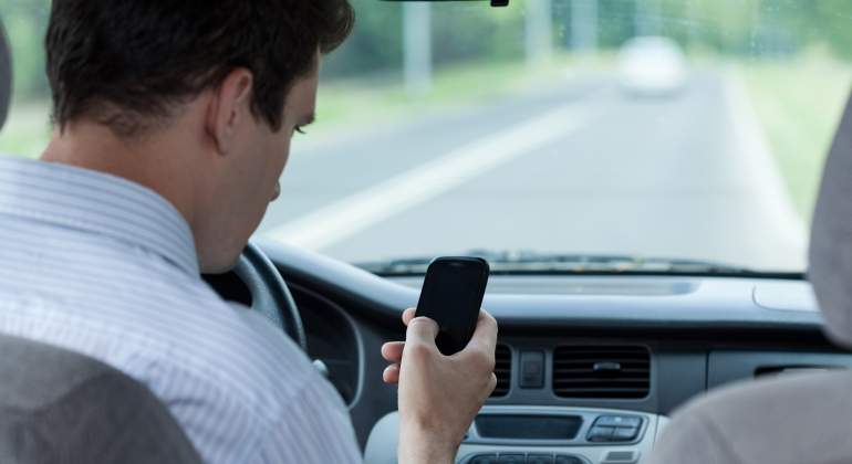 movil-coche-conduccion-dreamstime.jpg