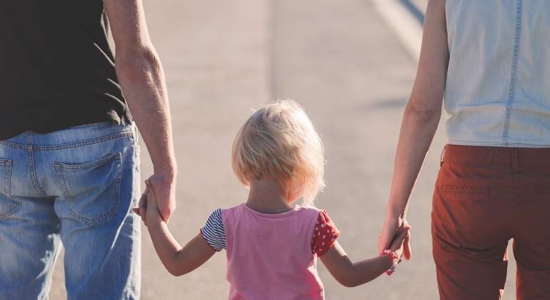 padre-madre-hijo-hija-familia-paternidad-maternidad-pixabay-770x420.jpg