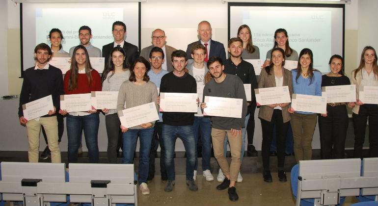 foto-de-grupo-alumnos-becados-Beca-Alumni-Banco-Santander-defini.jpg