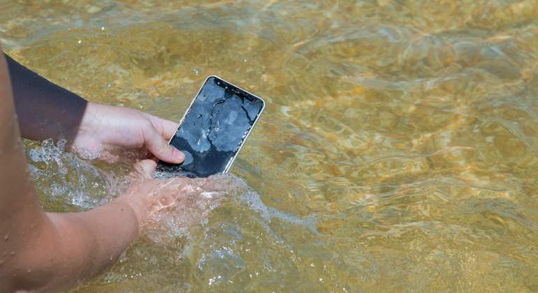 movil-agua-rio-mojado-trucos-secado-dreamstime.jpg