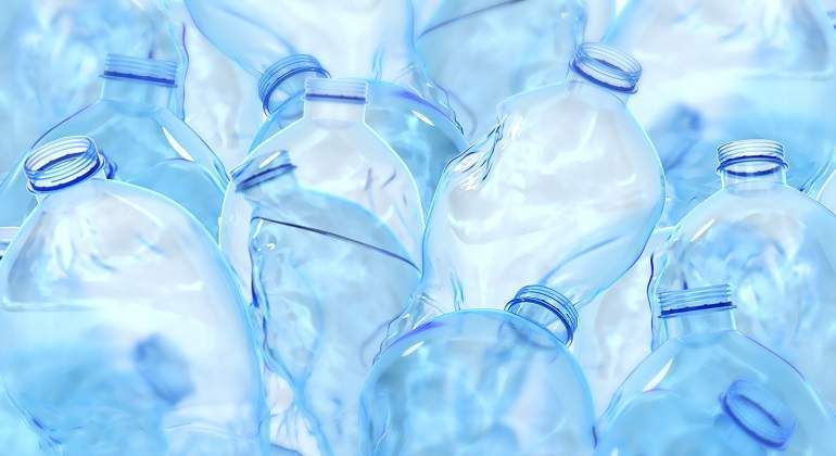 Un-conjunto-de-botellas-de-plastico-vacias-iStock.jpg