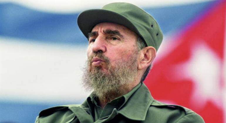 castro-fidel-bandera.jpg