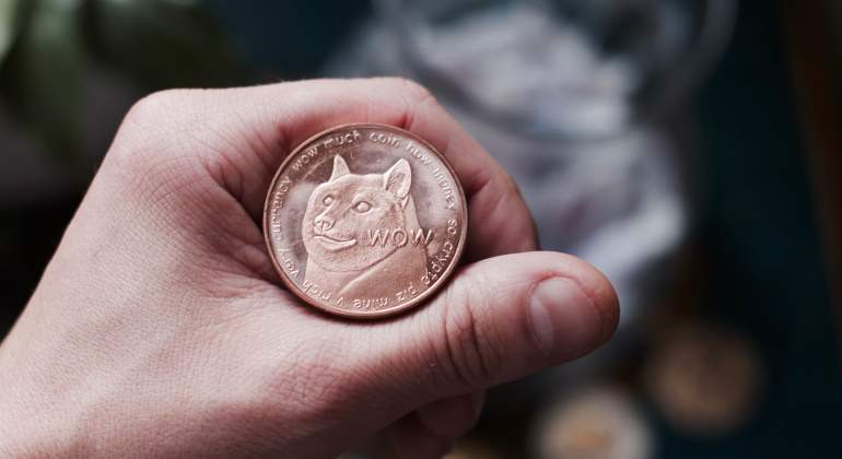 dogecoin-mano-recurso-dreamstime.jpg