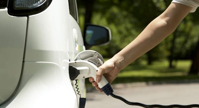 coche-electrico-cargador-dreamstime.jpg
