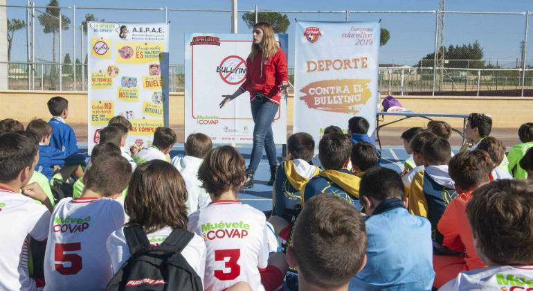 Los-ninos-aprenden-a-identificar-y-denunciar-los-casos-de-bullying-en-cada-sede-de-la-Copa-COVAP-gracias-a-las-charlas-impartidas-por-un-grupo-de-psicologos-defini.jpg