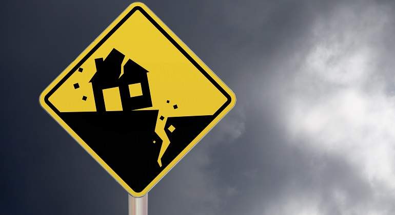 Una-senal-que-indica-una-casa-durante-un-terremoto-iStock.jpg