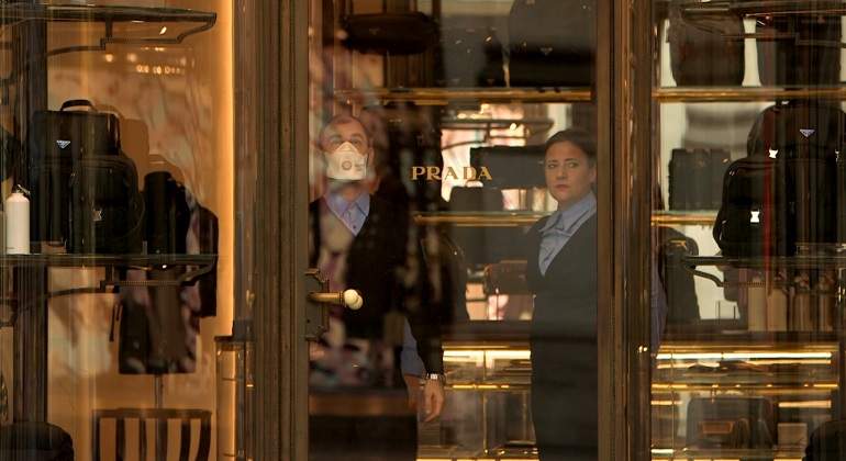 coronavirus-italia-prada-tienda-reuters.jpg