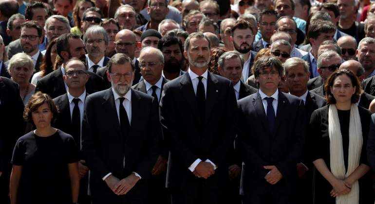 santamaria-rajoy-rey-puigdemont-colau-minuto-silencio-atentado-barcelona-reuters.jpg