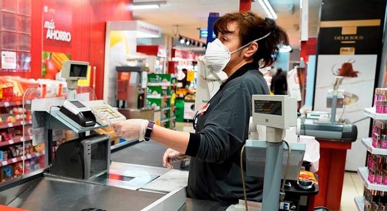 europapress-2742904-empleado-mascarilla-coronavirus-supermercados-dia_61-1421465_20200605172033.jpg
