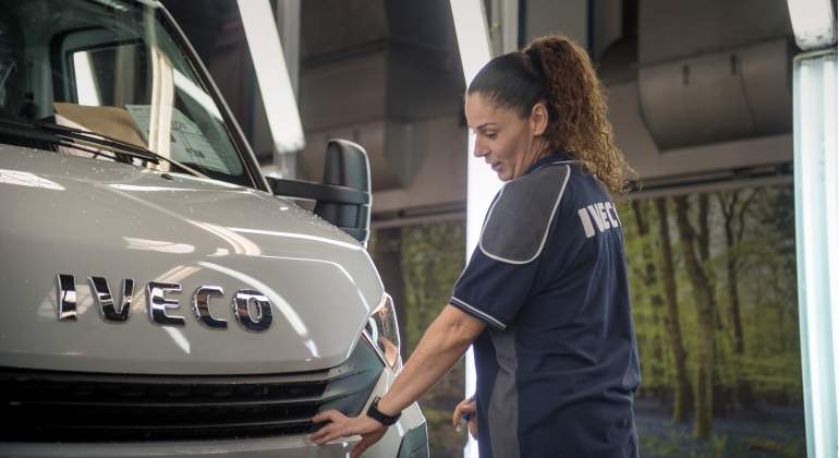 iveco-mujeres-trabajadoras-fabrica.01jpg.jpg