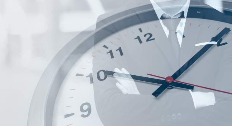 Reloj con trabajador de fondo jornada laboral