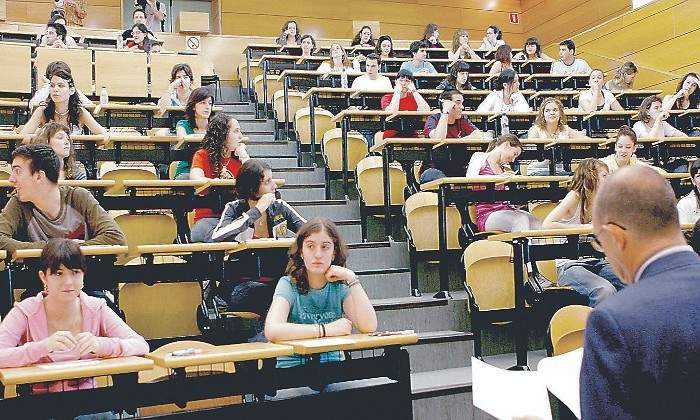 estudiantes-en-un-examen.jpg