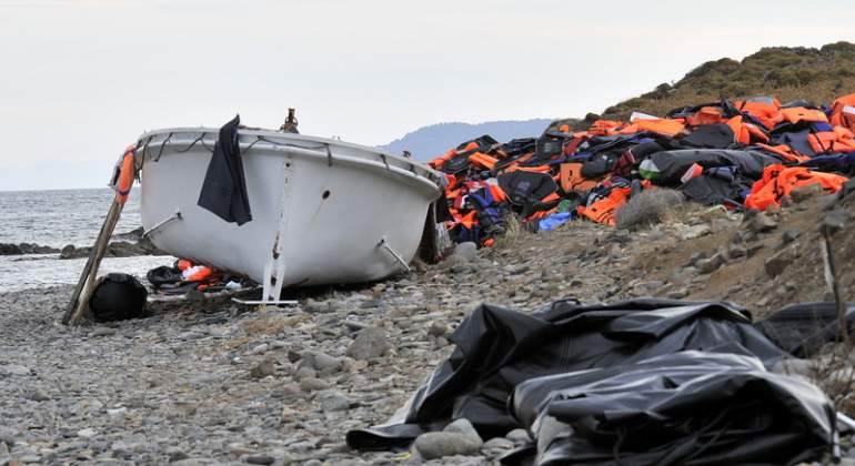 Una barca en una playa de Grecia