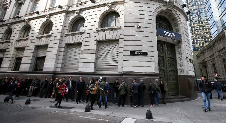 argentina-controles-dinero-personas-cola-banco-bbva-buenos-aires-reuters-770x420.jpg