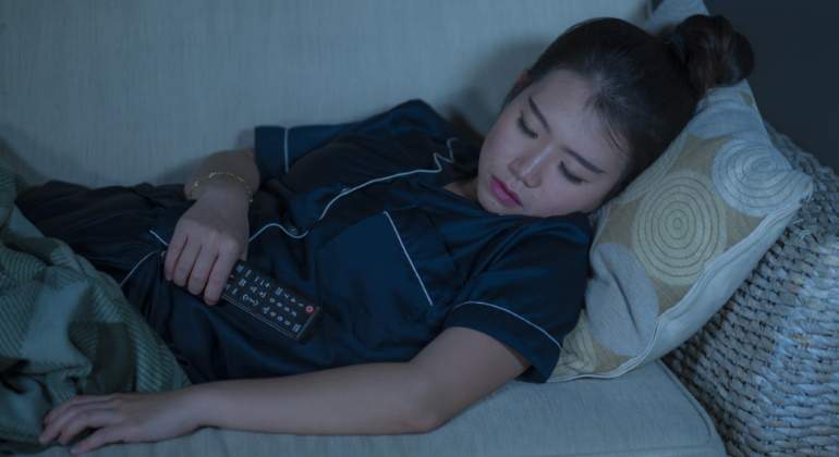mujer-dormida-tele.jpg