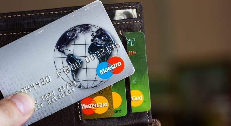 Las tarjetas de crédito y débito superan por primera vez los 80 millones