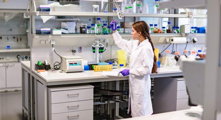 joven-en-un-laboratorio.jpg