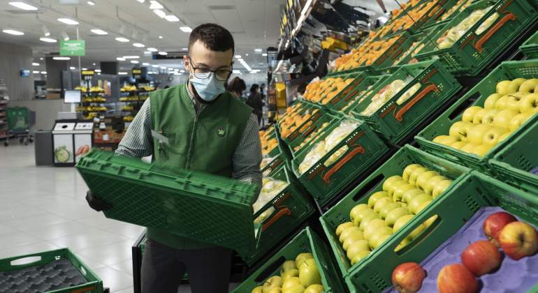 Trabajador de la seccin de Fruta y verdura de Mercadona
