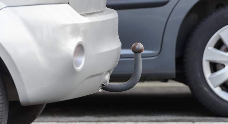 bola-remolque-coche-iStock-1153654447.jpg