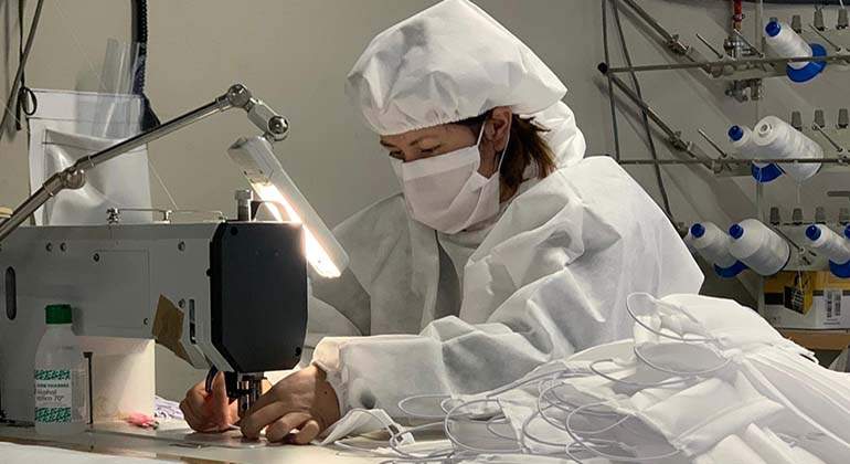 EuropaPress_2731281_trabajadora_empresa_carpas_zaragoza_ingenieria_textil_elabora_material.jpg