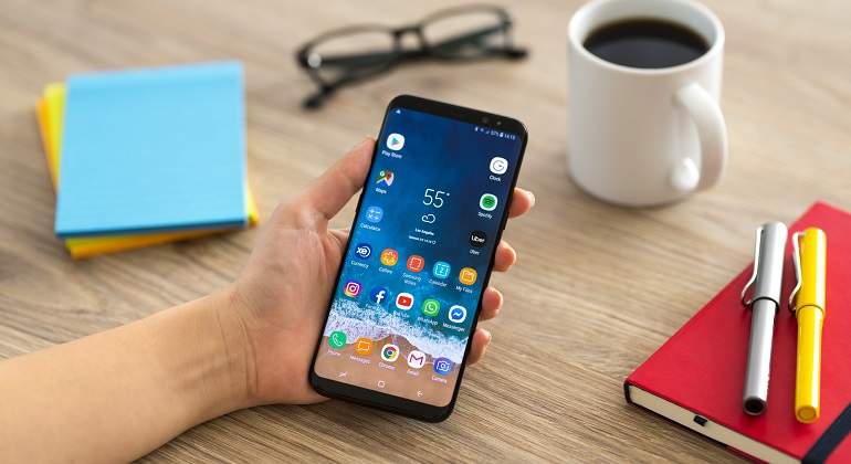 Telefono-movil-sujeto-con-una-mano-iStock.jpg