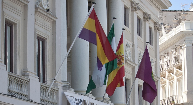 bandera-republicana-cadiz-ayuntamiento-efe.jpg
