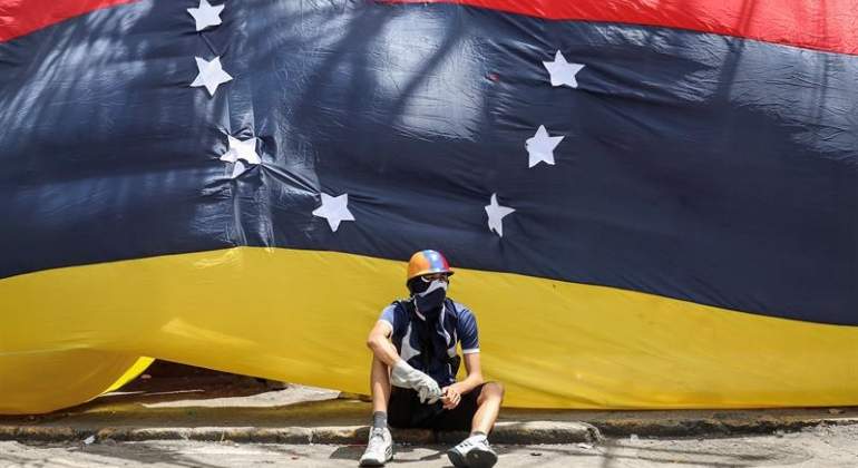 venezuela-bandera-manifestante-efe.jpg