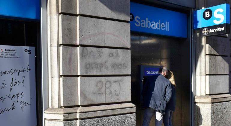 cajero-pareja-sabadell-770.jpg