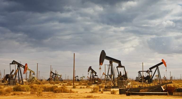 petroleo-bombas-nublado.jpg