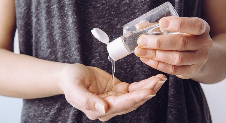 Una-persona-echandose-gel-desinfectante-en-las-mano-iStock.jpg