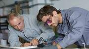 La caza de empleados instiga el mayor repunte de los salarios desde los años 80 en EEUU
