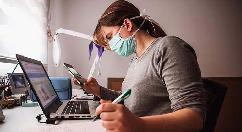 Trabajando-ordenador-mascarilla-Istock.jpg