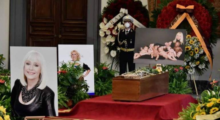 raffaela-carra-funeral770.jpg