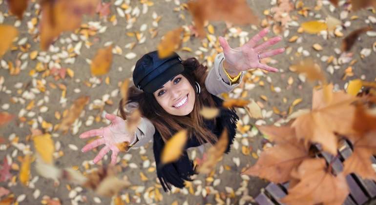 Mujer-jugando-con-hojas-secas-iStock.jpg