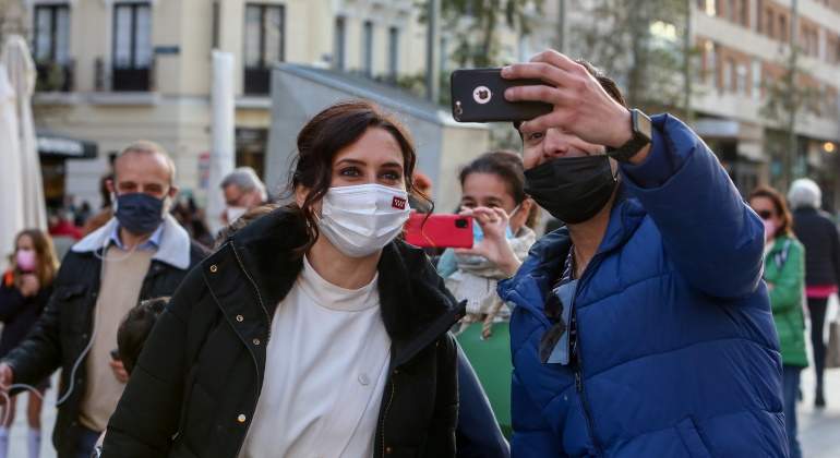 ayuso-selfie-seguidor-abril21-ep.jpg
