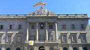Colau vuelve a colocar el lazo amarillo en la fachada del Ayuntamiento de Barcelona