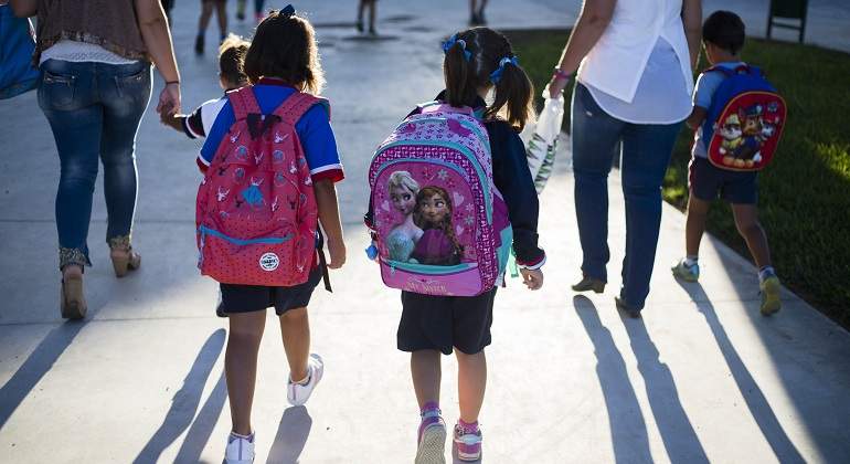 Dos colegiales camino del colegio